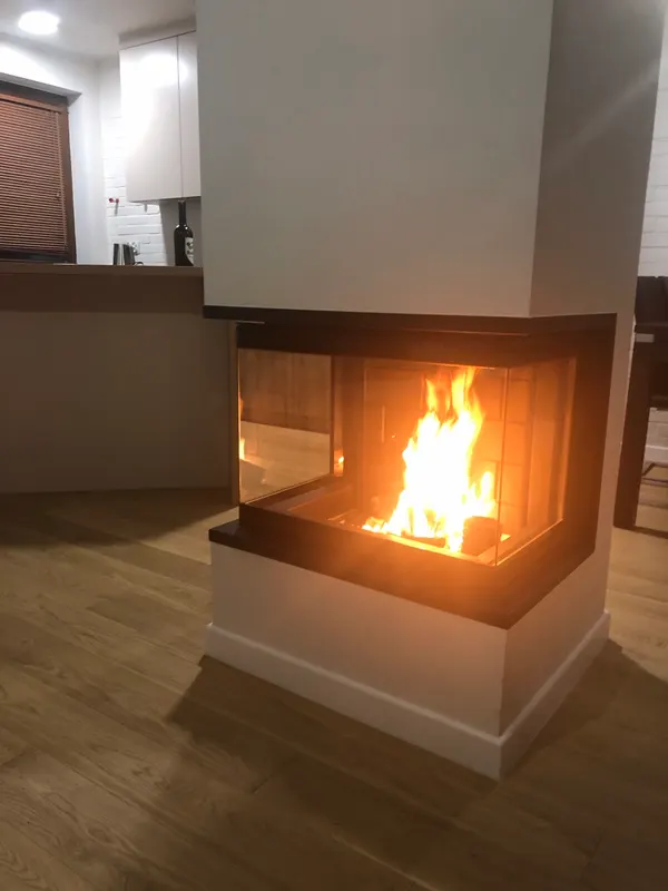 Brennender Eckkamin mit heller Verkleidung