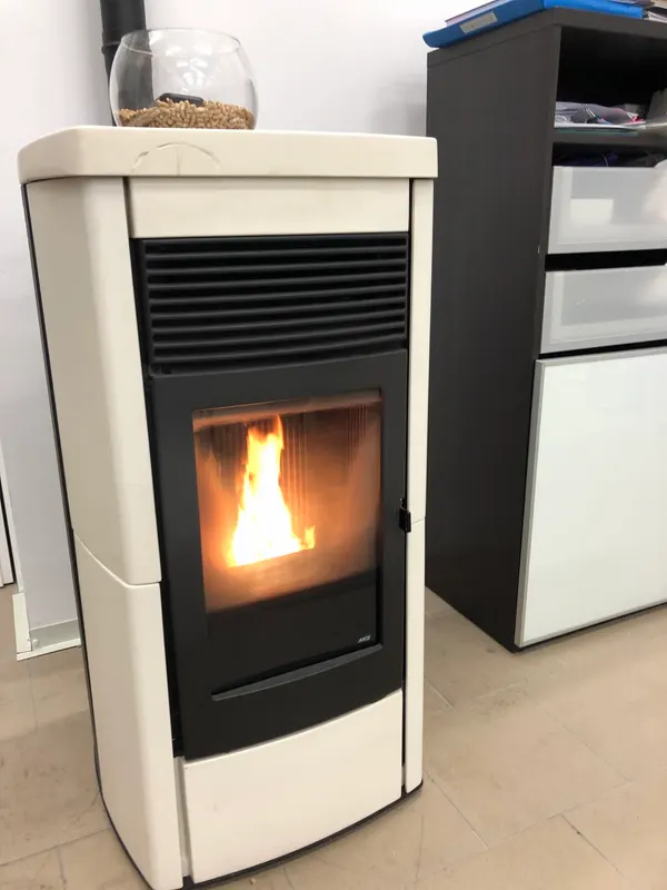 Heller Pelletofen mit schwarzer Front und Flamme