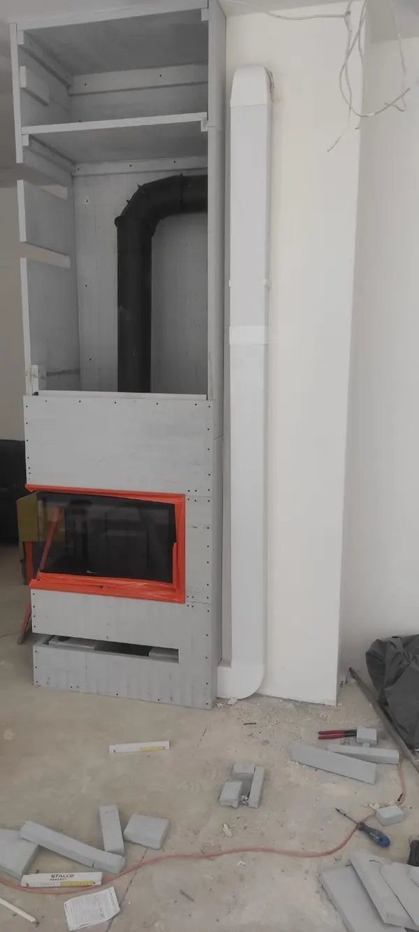 Kamineinsatz und Rohrführung während des Einbaus