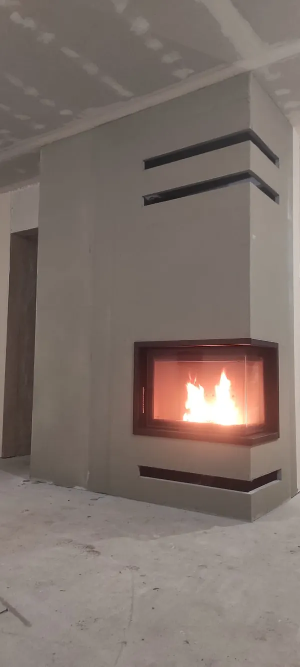 Weiß verkleideter Frontkamin in einem Wohnraum